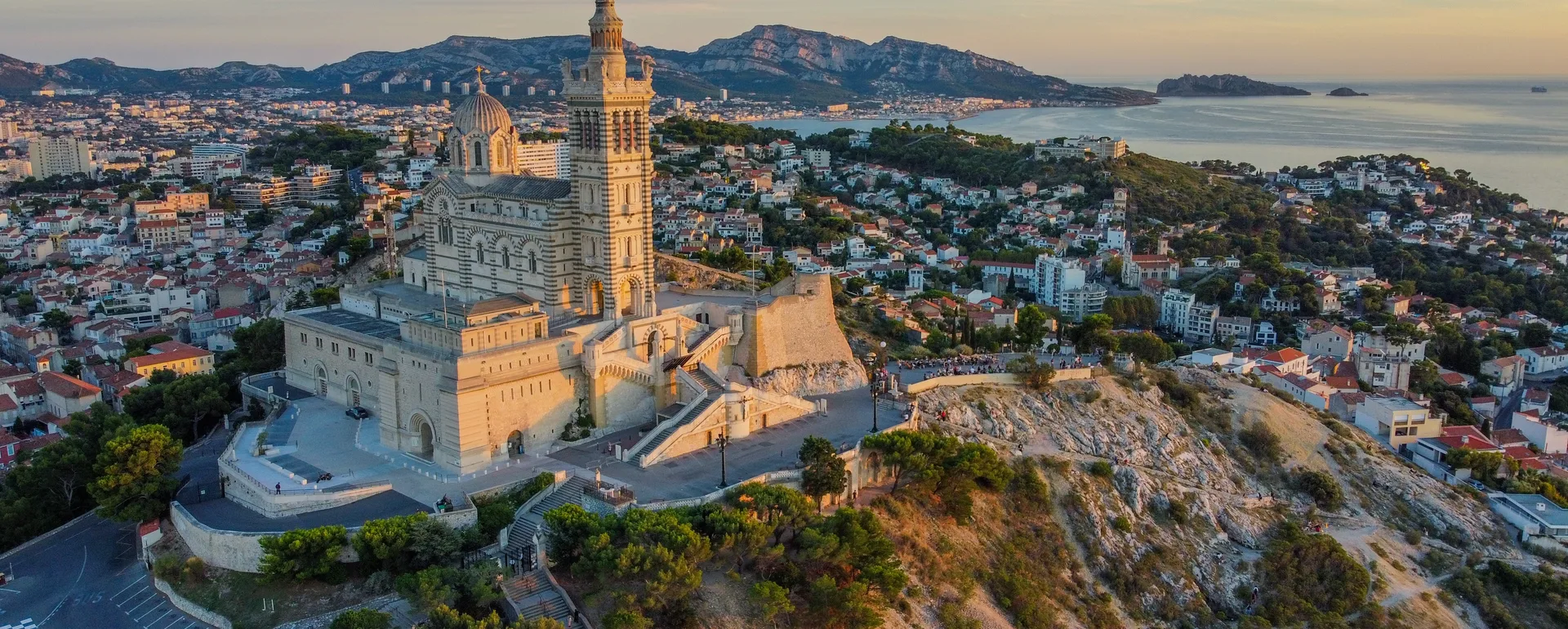 Vivre à Marseille — la basilique Notre-Dame de la Garde domine la ville et la Méditerranée