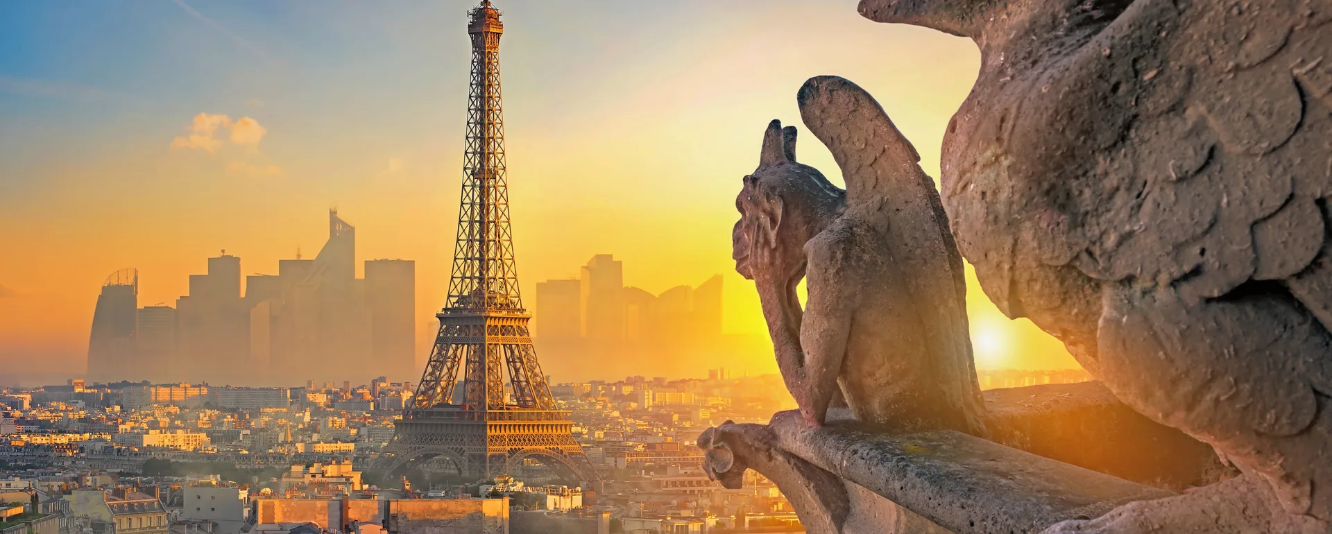 Vivre à Paris : la tour Eiffel et les chimères de Notre-Dame au coucher du soleil
