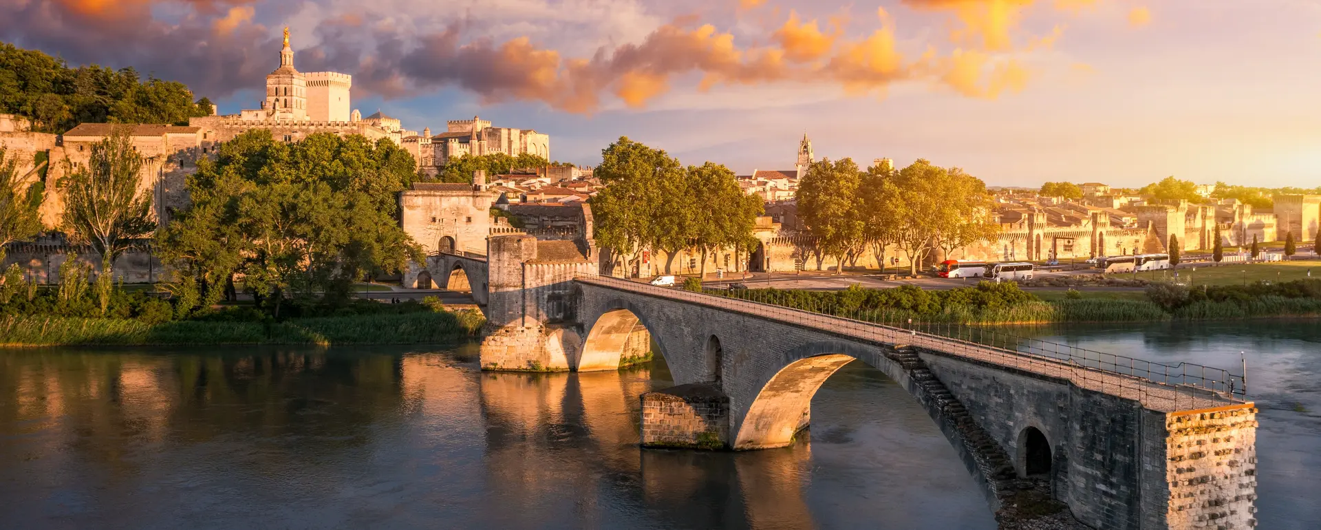 Vivre à Avignon — le pont Saint-Bénézet et le Palais des papes au coucher du soleil, depuis le Rhône