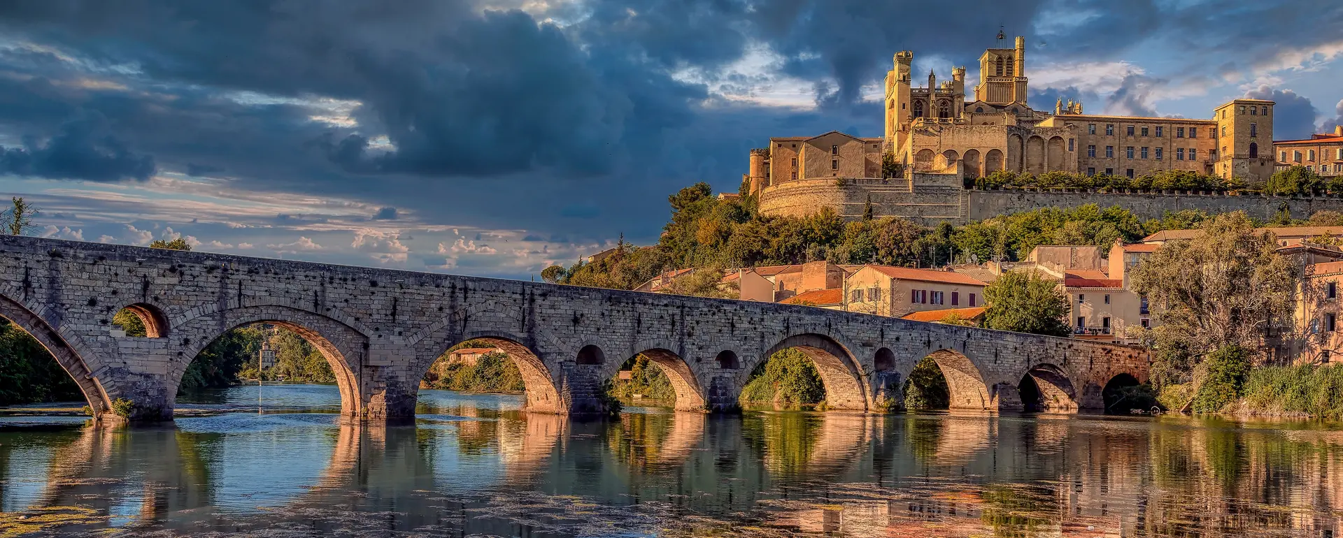 Vivre à Béziers — le Pont Vieux sur l'Orb et la cathédrale Saint-Nazaire au coucher du soleil