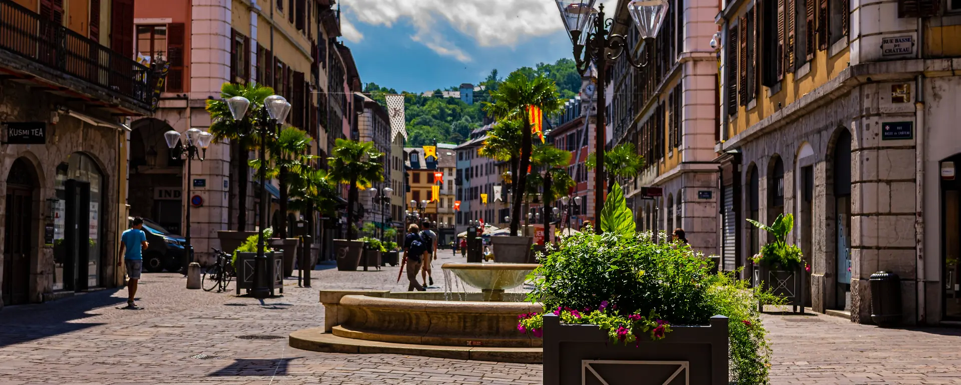 Vivre à Chambéry — les façades du centre historique autour de la place Saint-Léger