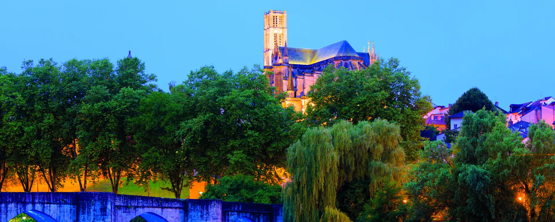 Vivre à Limoges — la cathédrale Saint-Étienne et le pont Saint-Étienne sur la Vienne au crépuscule