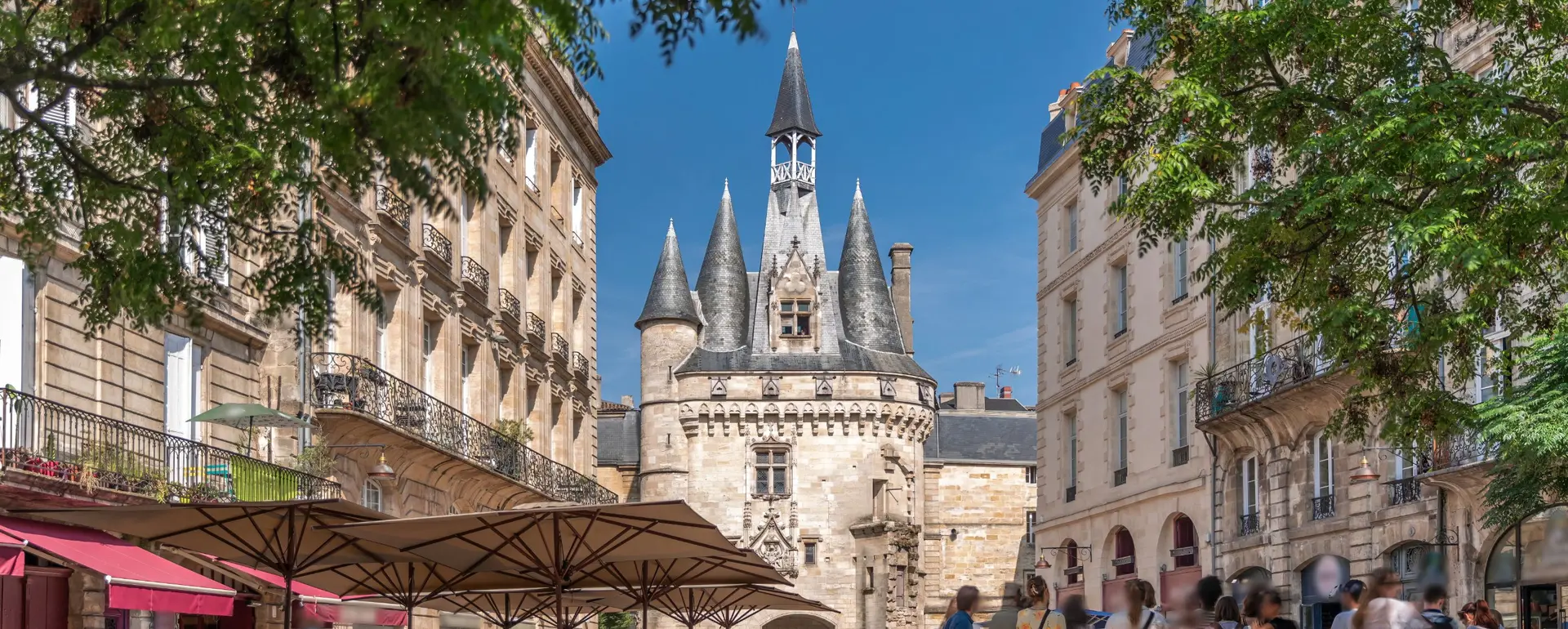 Vivre à Bordeaux — la porte Cailhau vue depuis les terrasses de la place du Palais