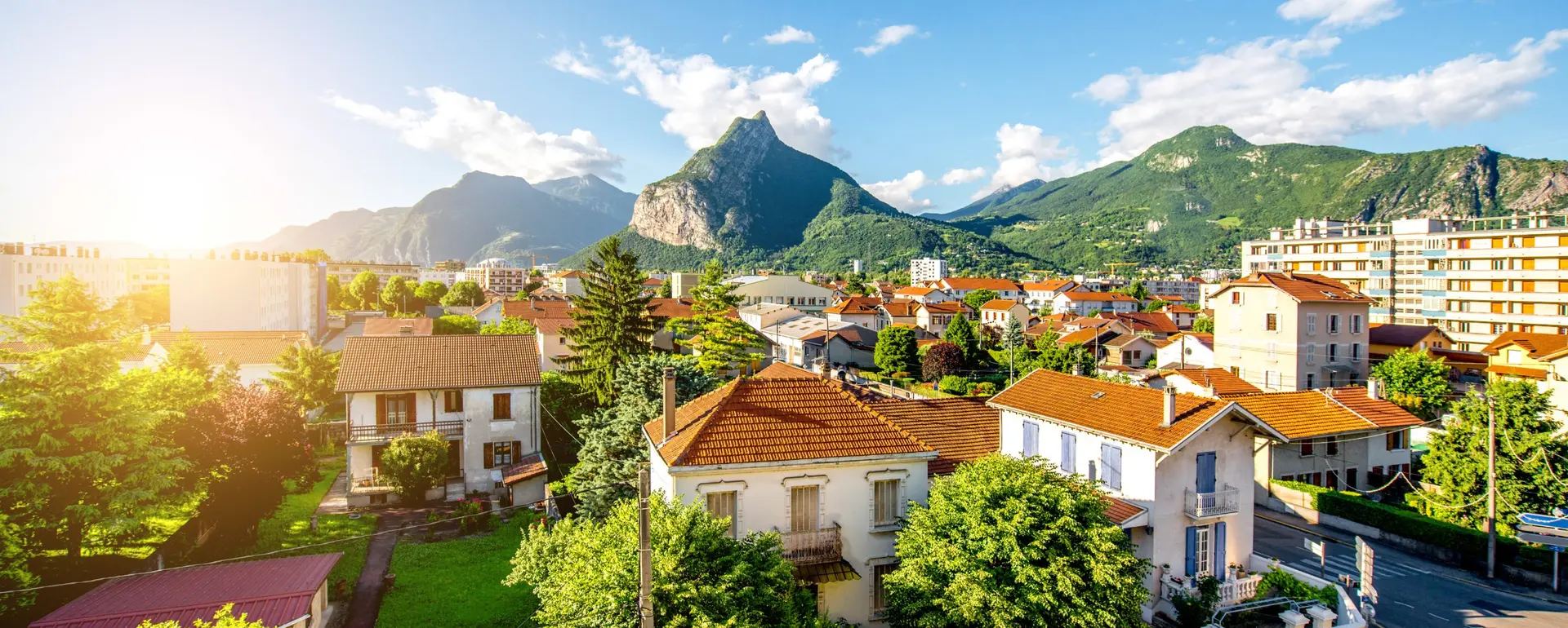 Vivre à Grenoble — toits de tuiles et jardins au pied du Néron, en Chartreuse