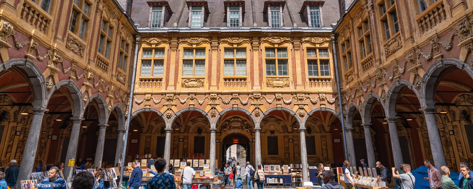 Vivre à Lille — la cour de la Vieille Bourse et ses bouquinistes, sous les arcades du XVIIᵉ siècle