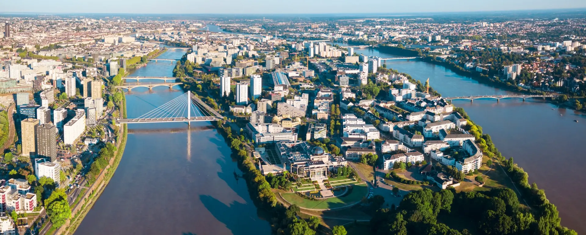 Vivre à Nantes — vue aérienne de l'île de Nantes entre les deux bras de la Loire