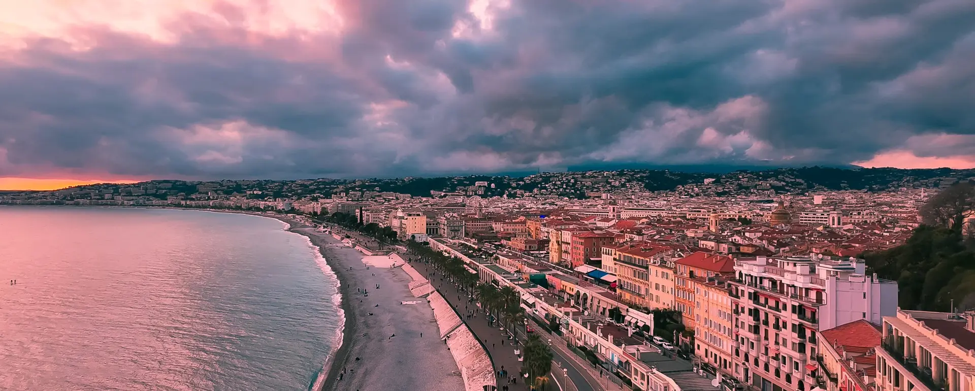 Vivre à Nice — vue aérienne du front de mer et de la baie des Anges au coucher du soleil