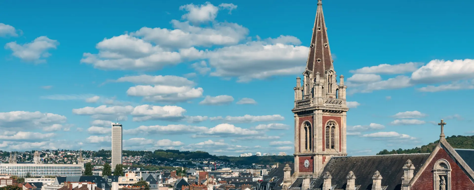 Vivre à Rouen — le clocher de l'église Saint-Sever au-dessus des toits de la ville