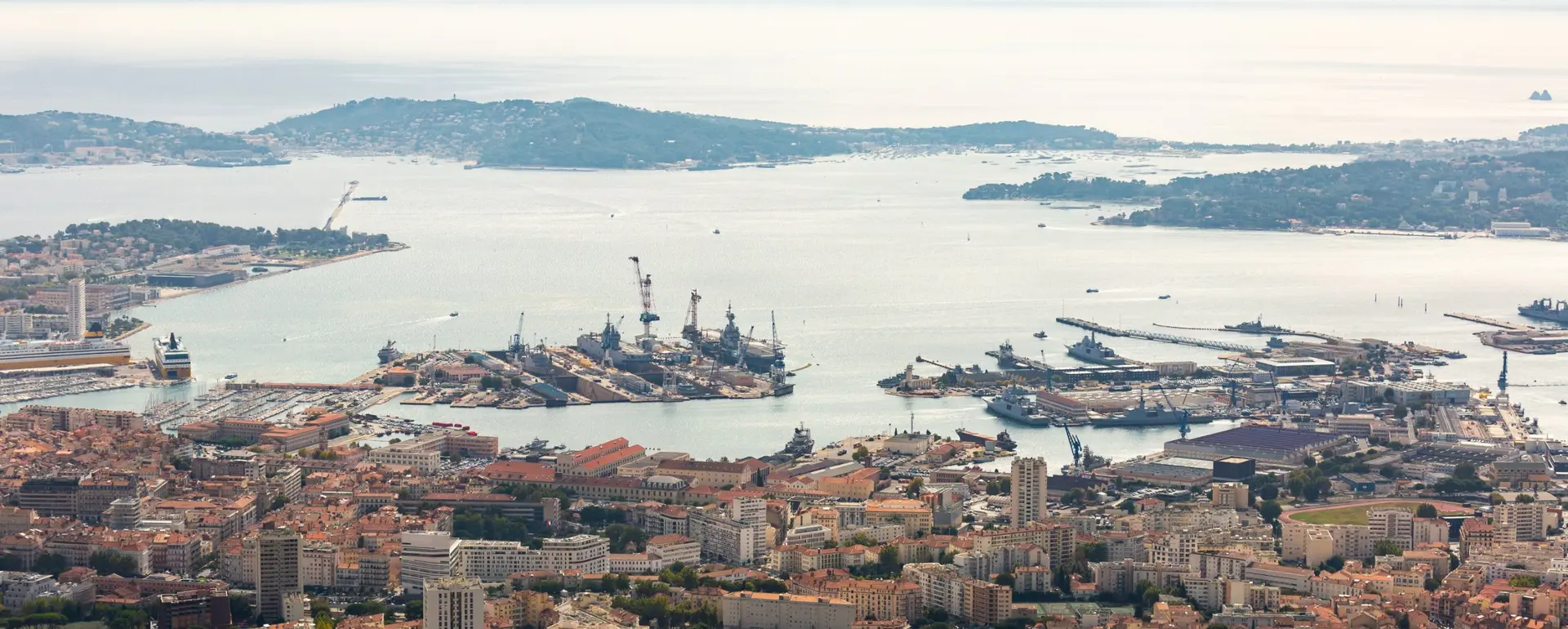 Vivre à Toulon — vue aérienne du centre-ville, de la base navale et de la rade