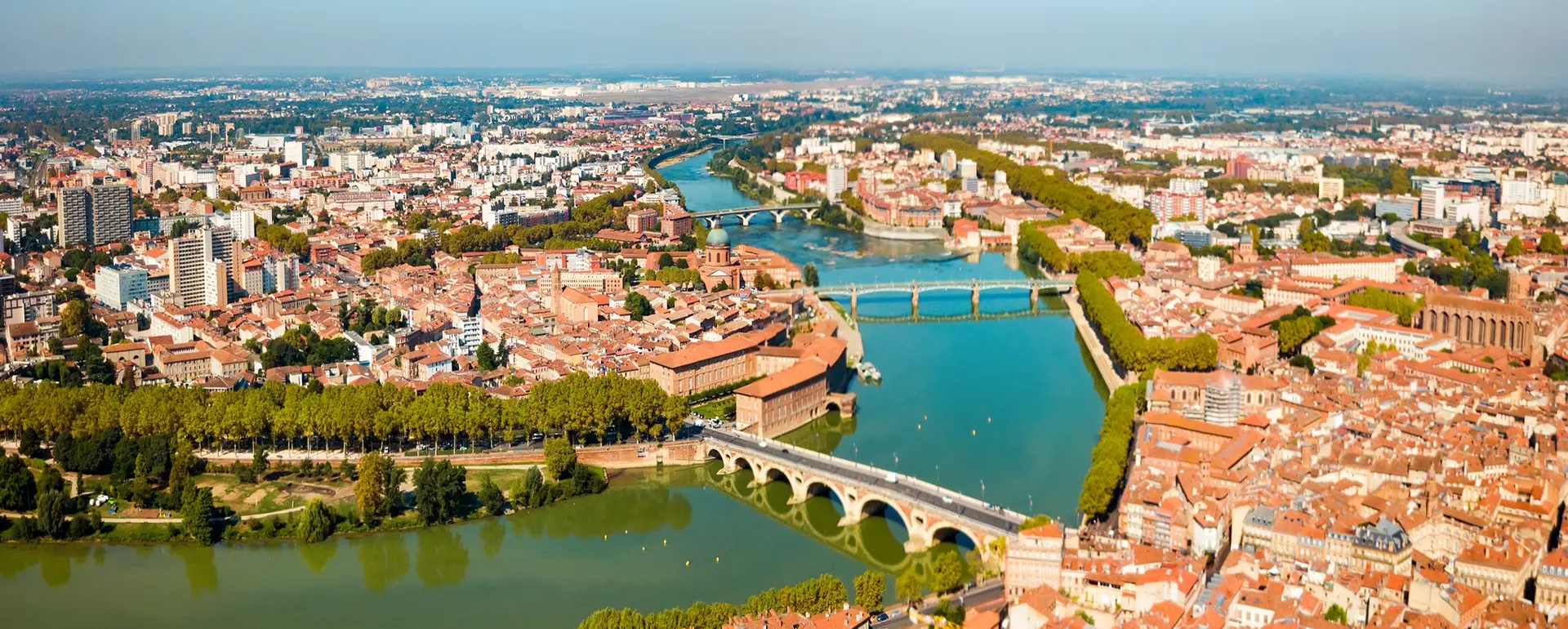 Vivre à Toulouse — vue aérienne de la Garonne, du Pont-Neuf et du dôme de la Grave